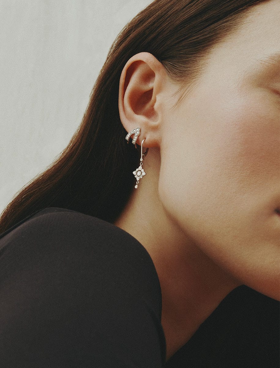 Fleur sacrée Gold and diamonds