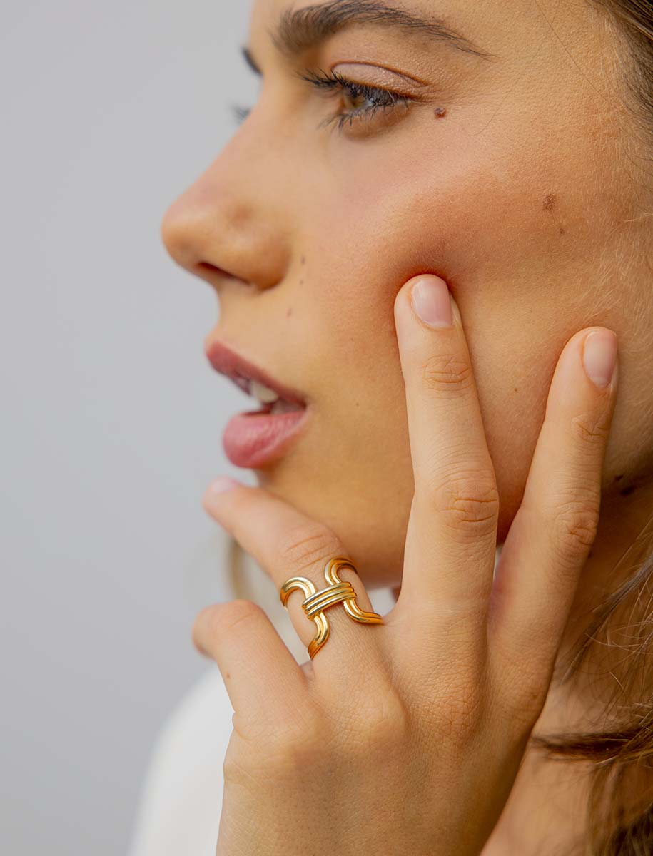 Bague en laiton avec une hématite vintage avec un poinçon sur le coté Bague en laiton avec une hématite vintage avec un poinçon sur le coté