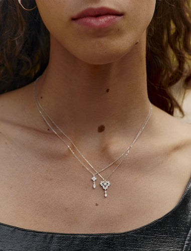 Écusson Lettre A-Z Blanc Contexte Blanc Strass Paillettes Écusson Lettre A-Z Blanc Contexte Blanc Strass Paillettes
