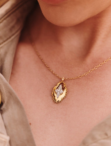Jade Gold and diamonds pendant